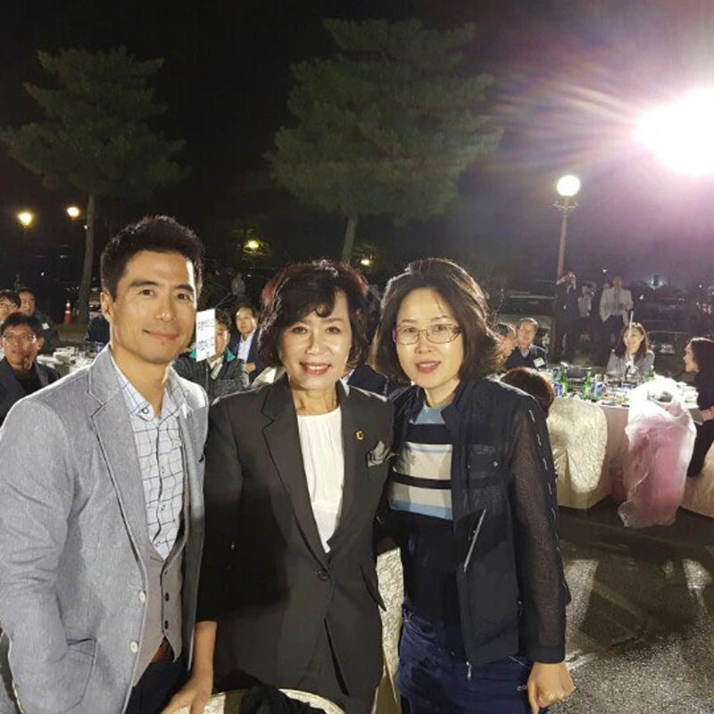 단체 촬영 장면