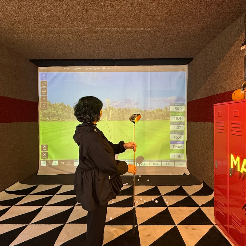 김선애 고객님이 스크린 앞에서 골프 클럽을 테스트하는 모습