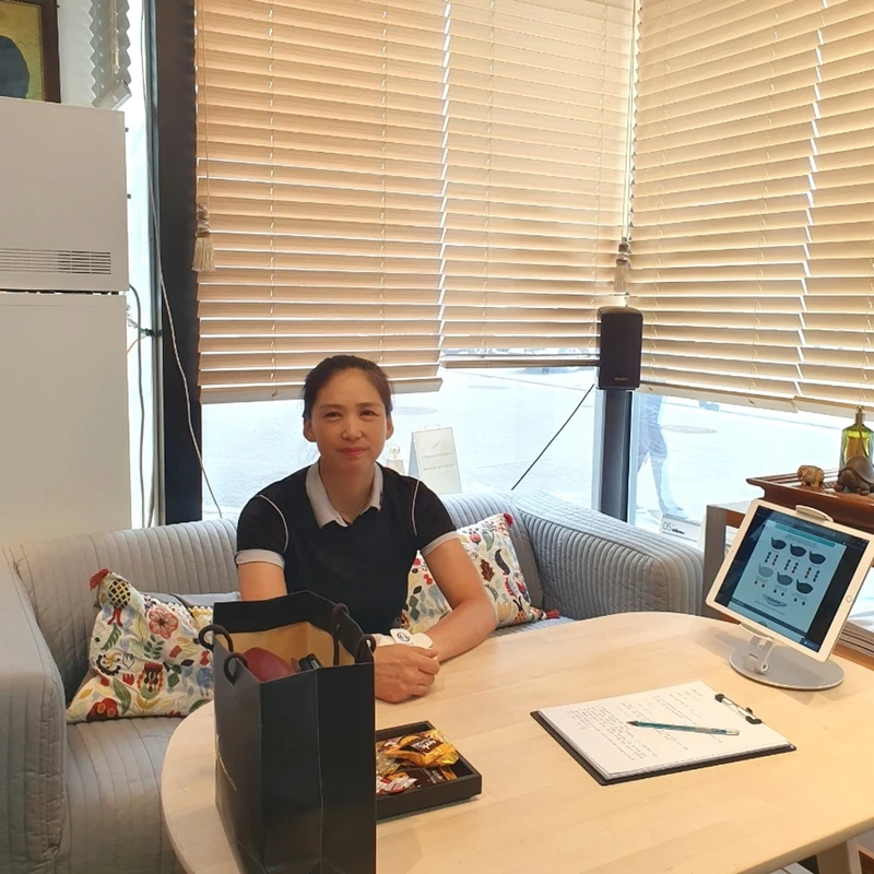 여성 골퍼의 드라이버 샷